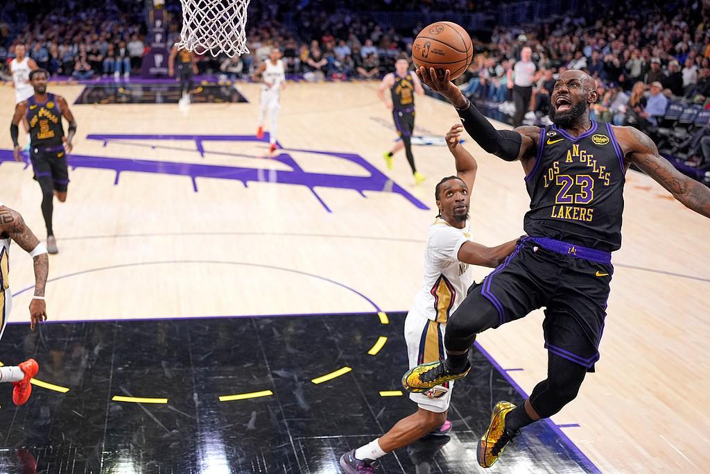 开云-两分球全中,詹姆斯12投8中拿下21分7板7助,正负值+3